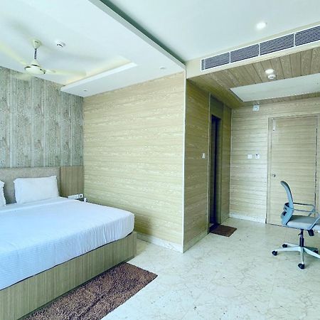 A Luxury Hotel - T - B - Suite Near Sea Beach And Temple - Fully Air Conditioned Hotel At Prime Location - Beach Front And Near Temple - Hygiene & Spacious Room - With Wifi- Restaurant- Lift- And- Parking - Best Hotel In بوري المظهر الخارجي الصورة