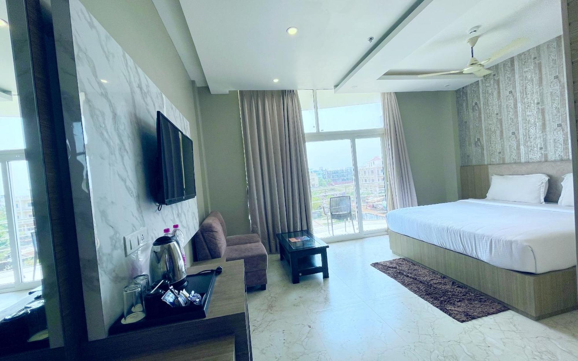 A Luxury Hotel - T - B - Suite Near Sea Beach And Temple - Fully Air Conditioned Hotel At Prime Location - Beach Front And Near Temple - Hygiene & Spacious Room - With Wifi- Restaurant- Lift- And- Parking - Best Hotel In بوري المظهر الخارجي الصورة