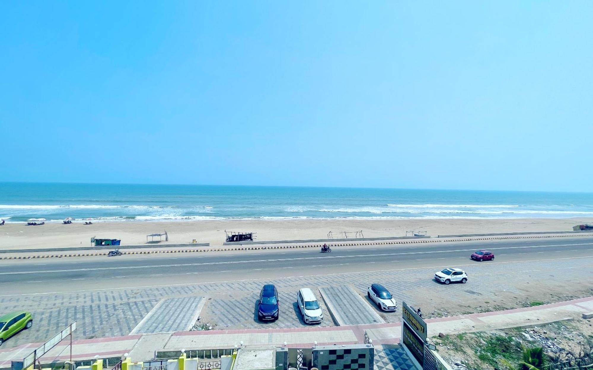 A Luxury Hotel - T - B - Suite Near Sea Beach And Temple - Fully Air Conditioned Hotel At Prime Location - Beach Front And Near Temple - Hygiene & Spacious Room - With Wifi- Restaurant- Lift- And- Parking - Best Hotel In بوري المظهر الخارجي الصورة